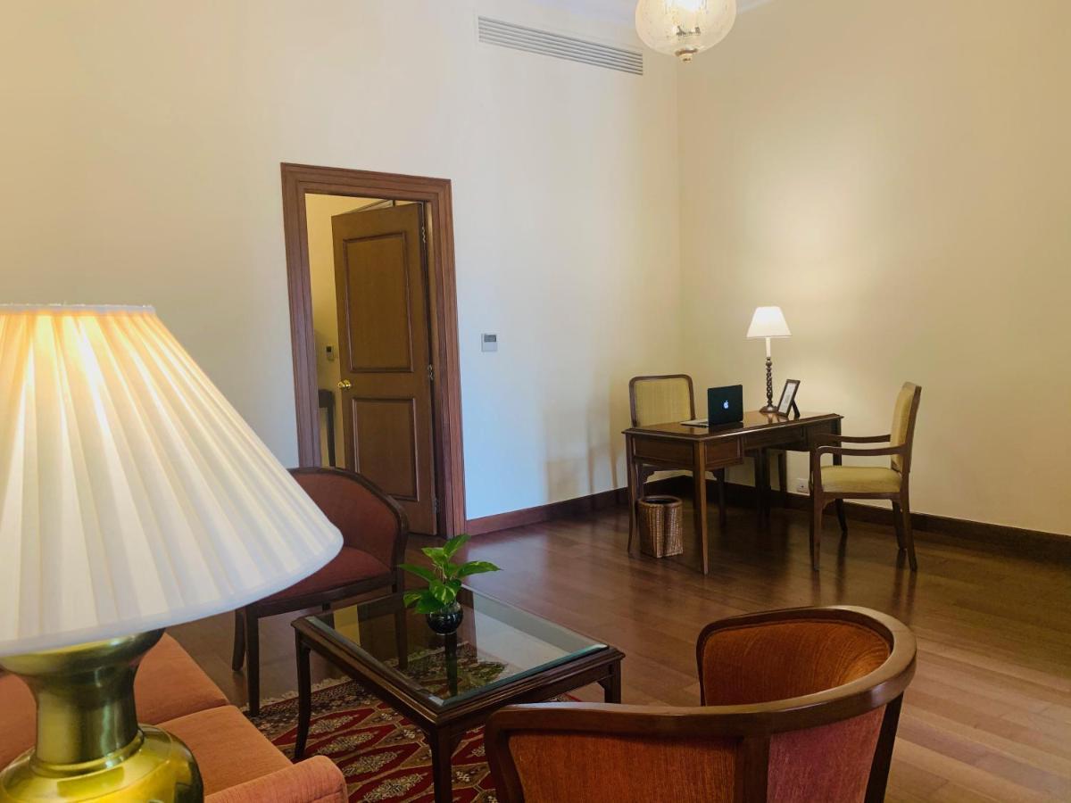 Maidens Hotel New Delhi Eksteriør bilde A room at the Taj Mahal Palace