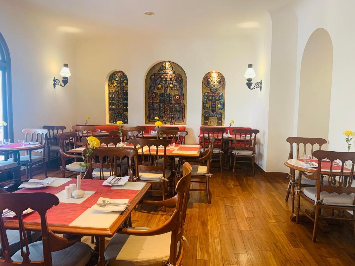Maidens Hotel New Delhi Eksteriør bilde The dining room at the International House
