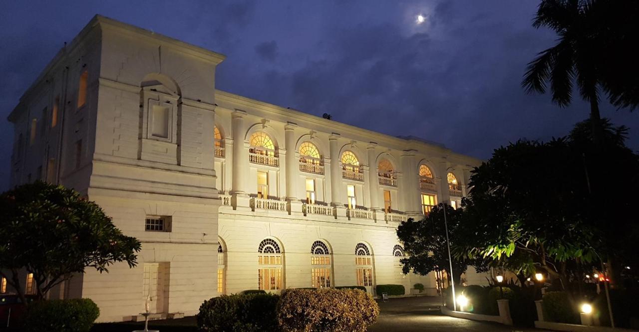 Maidens Hotel New Delhi Eksteriør bilde The main building of the university