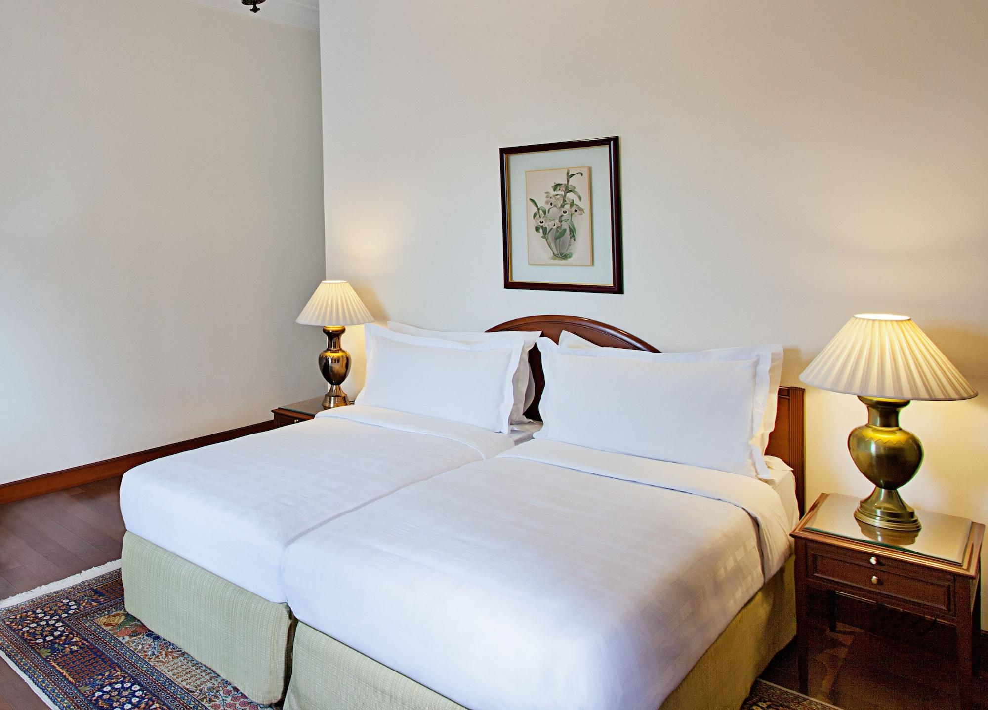 Maidens Hotel New Delhi Eksteriør bilde A bedroom at the hotel
