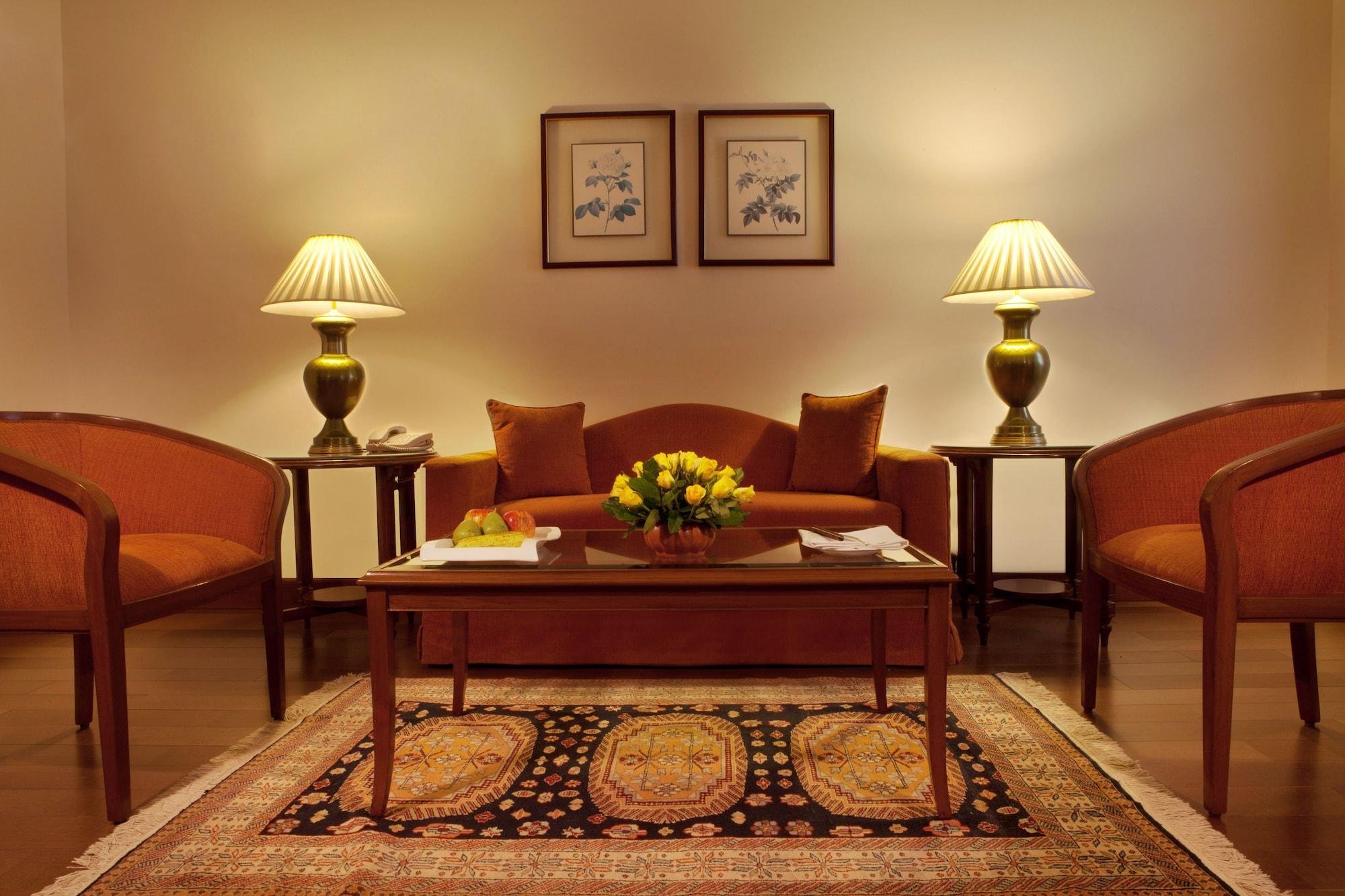 Maidens Hotel New Delhi Eksteriør bilde A living room