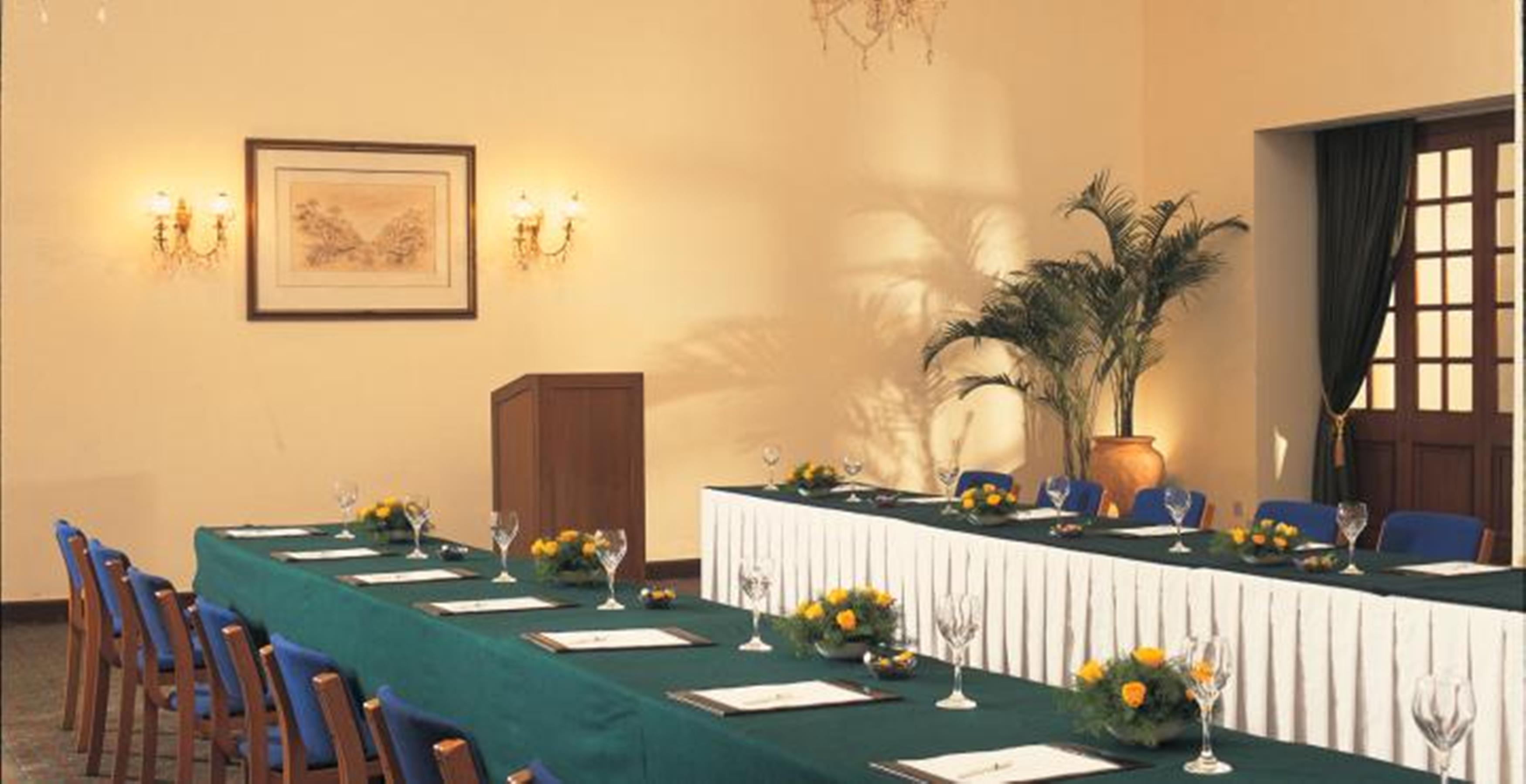 Maidens Hotel New Delhi Eksteriør bilde The meeting room