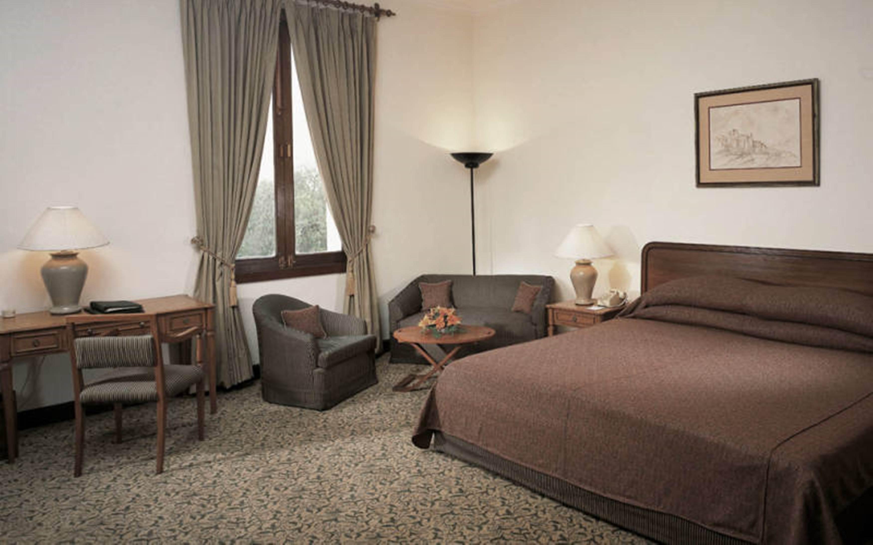 Maidens Hotel New Delhi Eksteriør bilde A room at the hotel