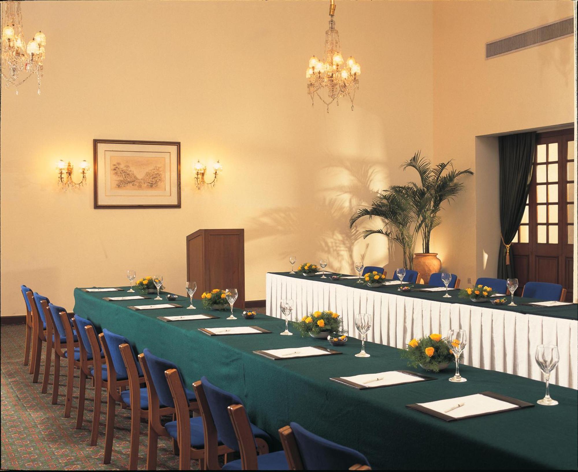 Maidens Hotel New Delhi Eksteriør bilde The meeting room