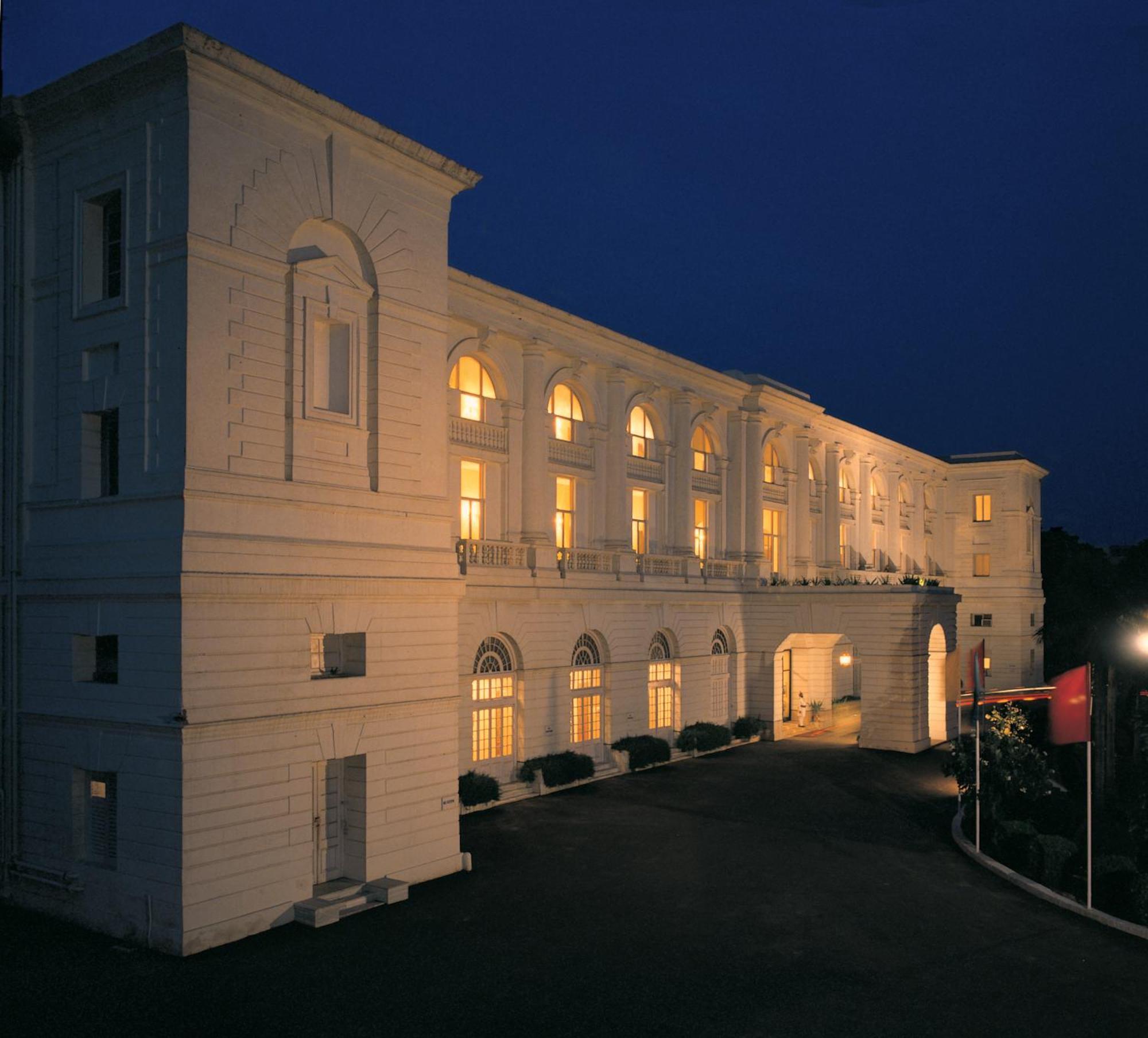Maidens Hotel New Delhi Eksteriør bilde The Grand Hotel at night