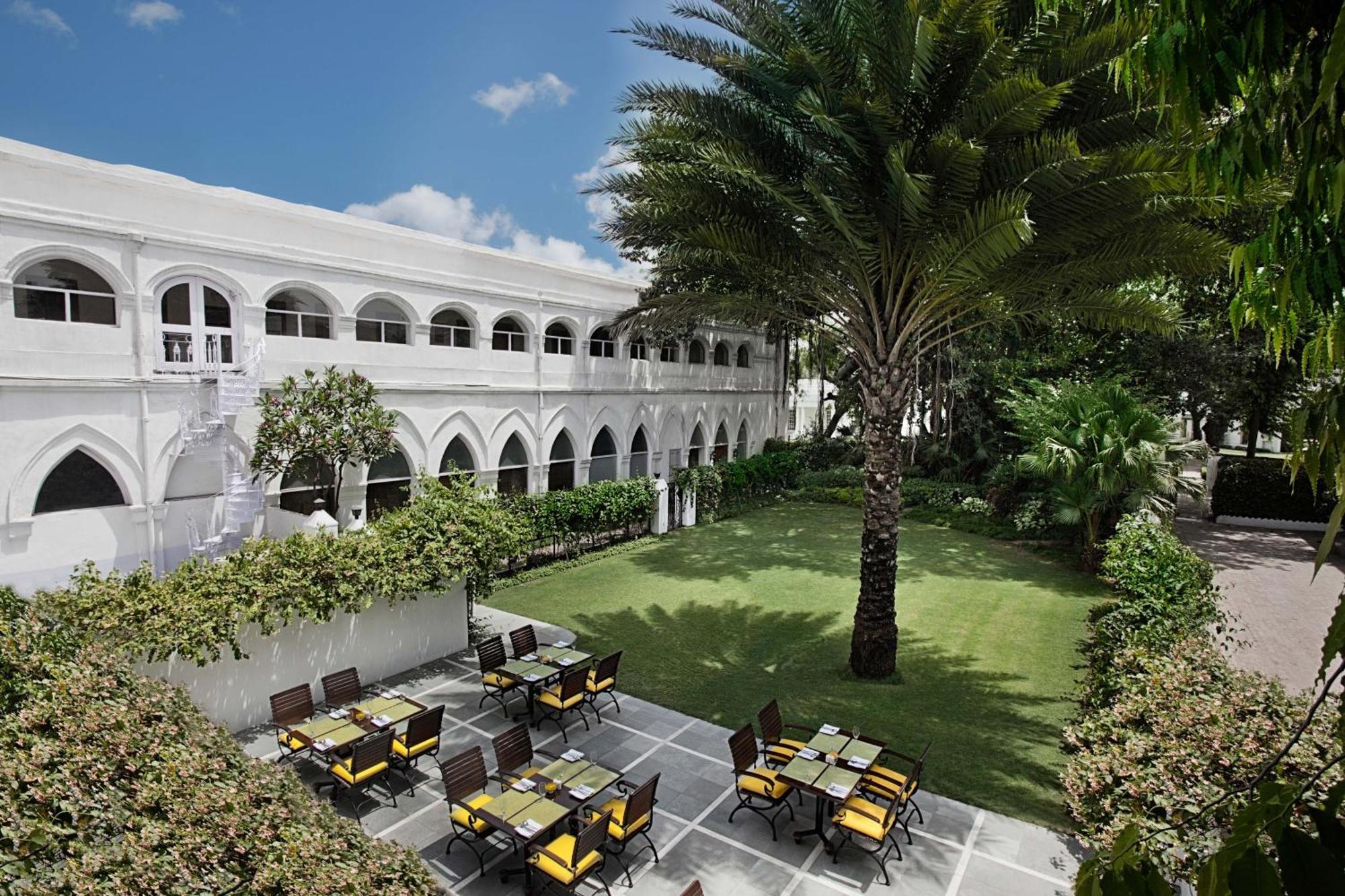Maidens Hotel New Delhi Eksteriør bilde The courtyard of the hotel