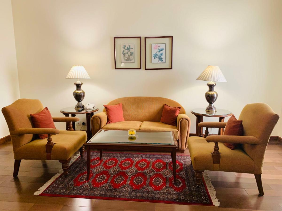Maidens Hotel New Delhi Eksteriør bilde A living room in a hotel