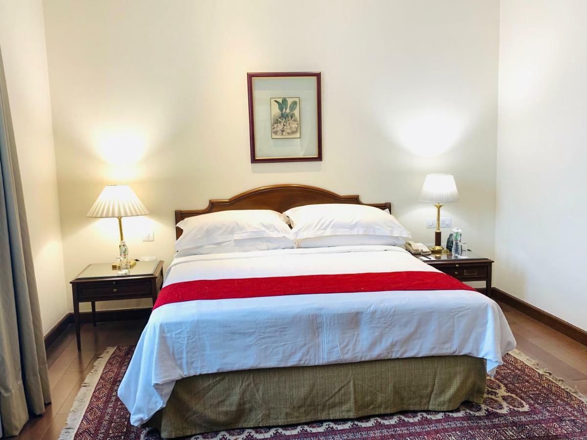 Maidens Hotel New Delhi Eksteriør bilde A bedroom at the hotel