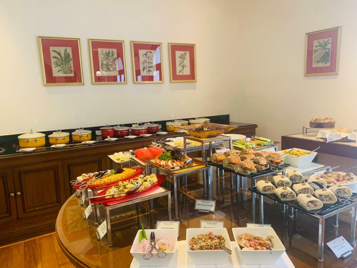 Maidens Hotel New Delhi Eksteriør bilde A buffet at a hotel