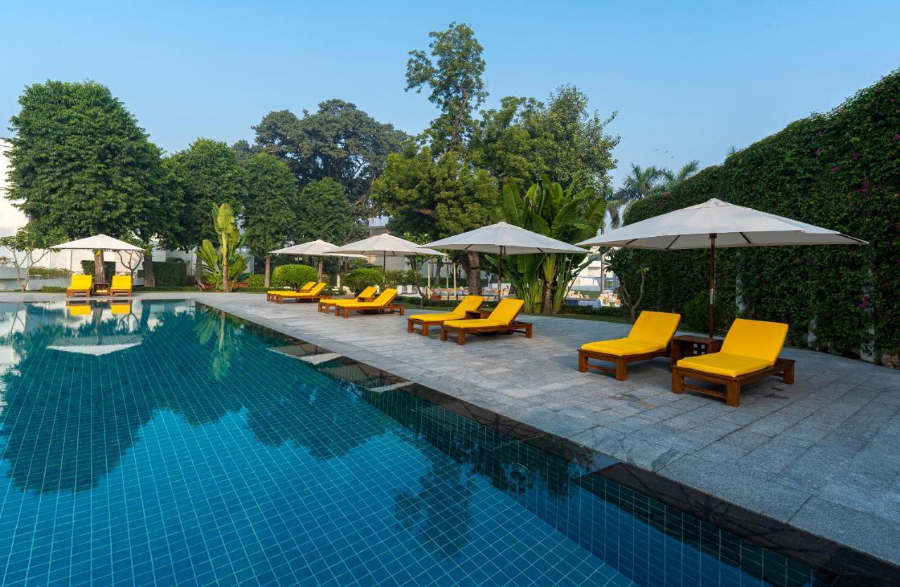 Maidens Hotel New Delhi Eksteriør bilde The swimming pool at The Oberoi, Gurgaon